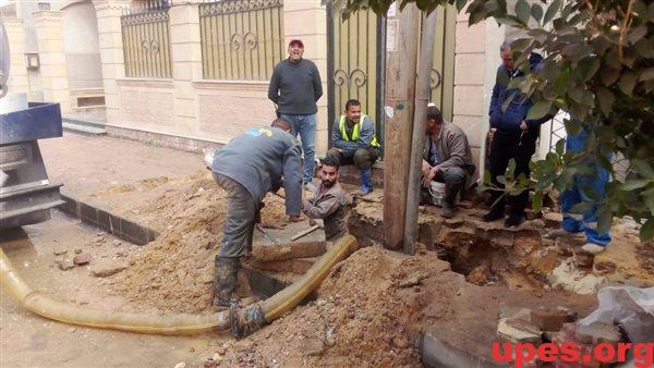 إصلاح ماسورة عمومية بمنطقة أرض الجولف وعودة المياه لطبيعتها.. صور