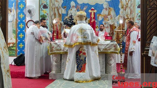 ترانيم وشموع.. الأقباط يحتفلون بـ قداس عيد الميلاد المجيد في كنائس الجمهورية| بث مباشر