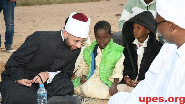 صلى معهم العصر.. وزير الأوقاف يلتقي أبناء منطقة جبل علبة في حلايب