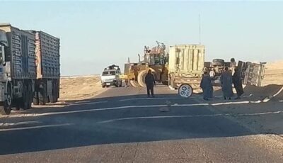 فتح طريق الخارجة – أسيوط بعد انقلاب تريلا بالكيلو 140