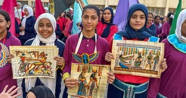 المدارس تحتفل بالمتحف المصرى الكبير.. تعريف الطلاب بعراقة الحضارة المصرية والأثار الموجودة داخل المتحف.. وزير التعليم:ربط العملية التعليمية بواقع الدولة وترسيخ وعي الطلاب بأهمية الحفاظ على التراث المصرى.. صور