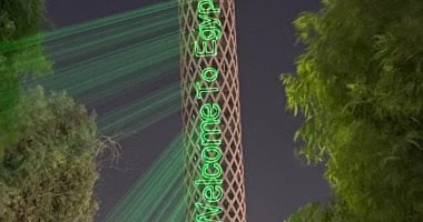 إضاءة برج القاهرة بعبارات ترحيبية احتفالا بافتتاح المتحف المصرى الكبير.. صور