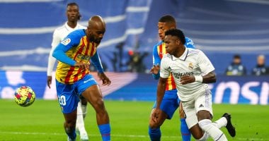 ريال مدريد يواجه فالنسيا للابتعاد بصدارة الدوري الإسباني قبل قمة ليفربول