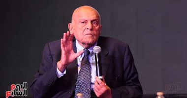 السير مجدى يعقوب يصل مصر لحضور افتتاح المتحف المصرى الكبير