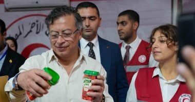 رئيس كولومبيا يشارك فى تعبئة المساعدات المصرية المقدمة لقطاع غزة.. صور