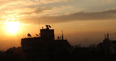 الطقس اليوم مائل للحرارة نهارا وأمطار والصغرى بالقاهرة 20 درجة