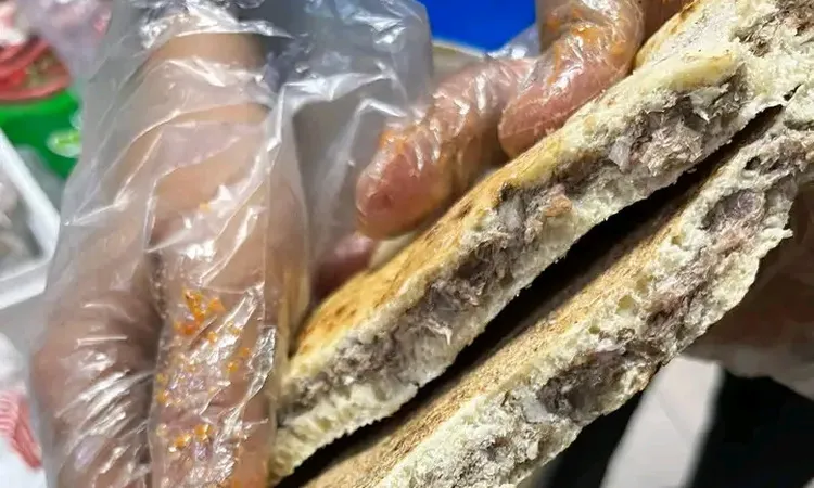 عاملينه حواوشي.. بيطري الأقصر يضبط لحوم غير صالحة للإستهلاك الآدمي بإحدى المطاعم