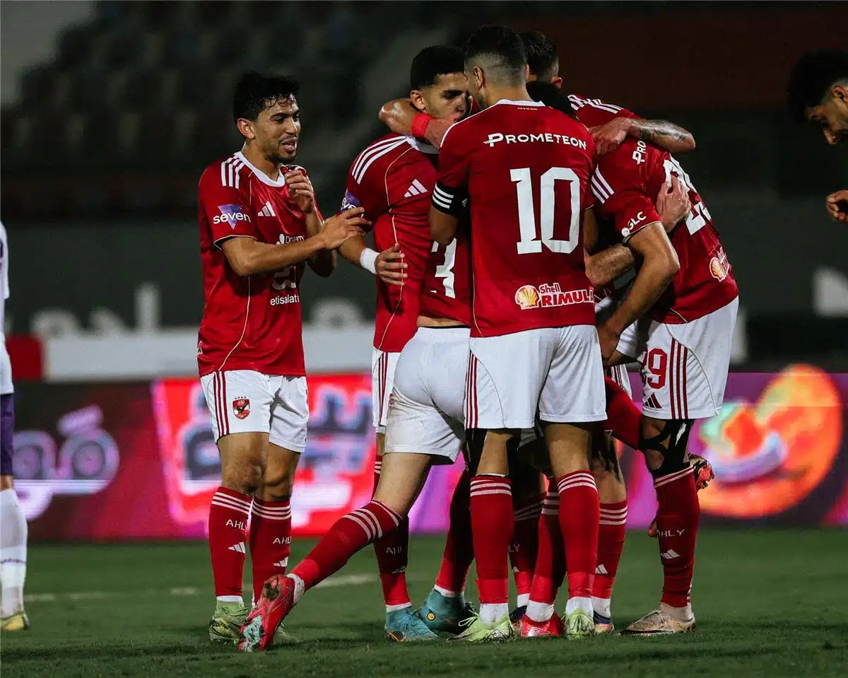 عرض صيني يُهدد بقاء نجم الأهلي.. اشتعلت