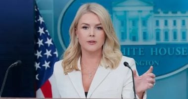 بفيلر ومكياج غير منسق.. صورة للمتحدثة باسم البيت الأبيض تشعل الجدل