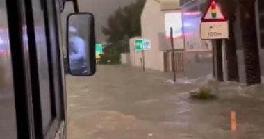 الإمارات تغلق المطارات والطرق وتعلق خدمات «فيرى دبى» بسبب الأمطار