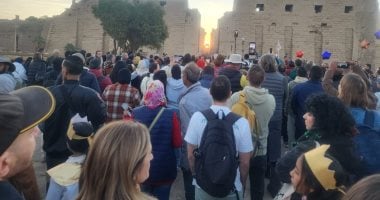 توافد السياح على معابد الكرنك لمتابعة تعامد الشمس على قدس الأقداس.. لايف
