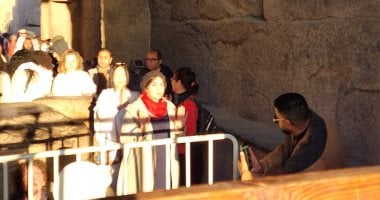 سياح العالم يستمتعون بتعامد الشمس على مقصورة قدس الأقداس بمعابد الكرنك.. صور