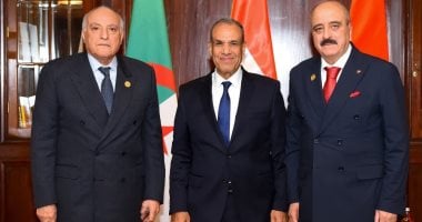 وزير الخارجية يعقد اجتماعاً ثلاثيا حول ليبيا مع نظيريه الجزائري والتونسي