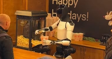 يوزع الفشار على الزوار.. تسلا تستعرض روبوتها البشرى أوبتيموس في برلين..فيديو