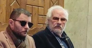 عمر الفيشاوى نجل سمية الألفى وشقيقها يستقبلان المعزيين بمسجد عمر مكرم