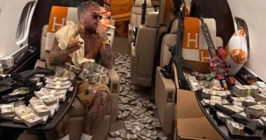 الملاكم الأمريكي جيك بول يستعرض أمواله الطائلة رغم خسارته أمام جوشوا.. صور