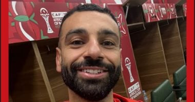 محمد صلاح يحتفل داخل غرفة ملابس الفراعنة.. صورة