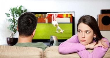 مباراة منتخب مصر وجنوب أفريقيا.. نصائح للتعامل مع زوجك المشجع العصبى