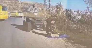 جندي إسرائيلي يدهس فلسطينيا أثناء الصلاة على جانب الطريق.. فيديو