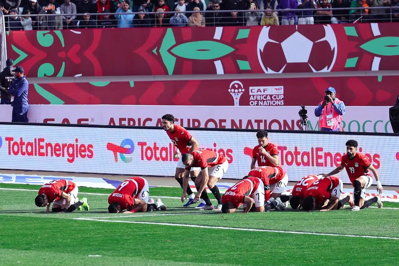 بـ10 لاعبين.. منتخب مصر يتأهل إلى دور الـ16 بكأس الأمم الأفريقية بفوز مثير على جنوب أفريقيا