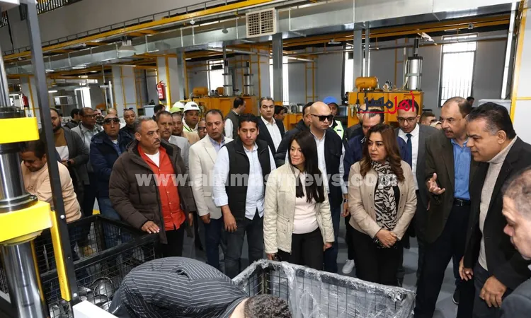 وزيرة التخطيط ووزيرة التنمية المحلية ومحافظ سوهاج يتفقدون مصنع «الكومبريسور»