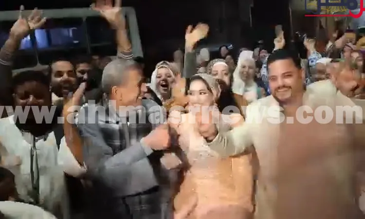 عروسين يدليان يصوتهما الانتخابي في انتخابات النواب بالمنوفية