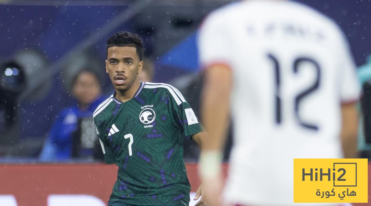 صورة : ردة فعل مراقب مباراة السعودية والإمارات بعد غزارة الأمطار ! اتحاد: