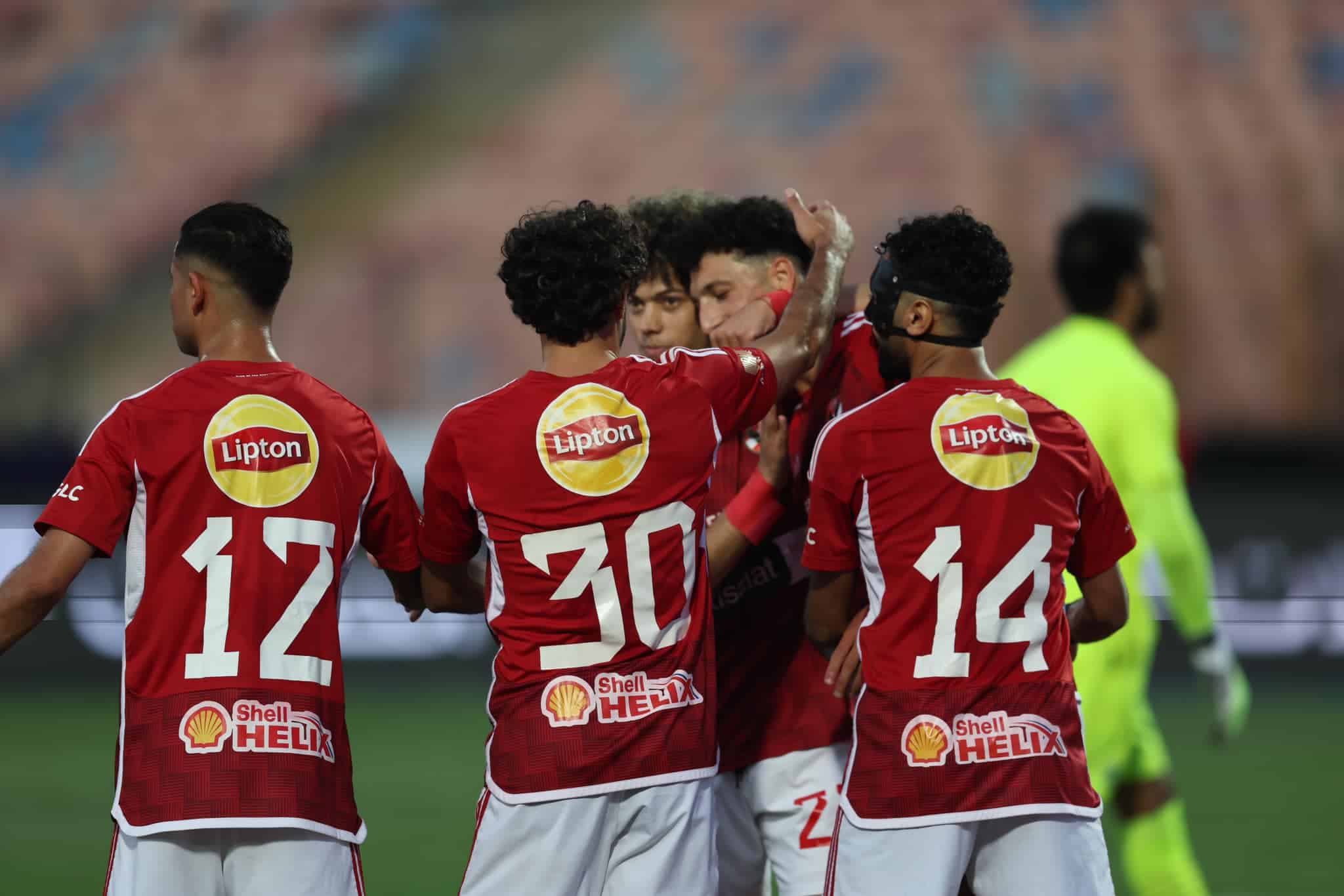 رحيل مهاجم الأهلي رسمياً.. وموعد وصول البديل