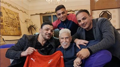 إتحاد الصحافيين: عمرو زكي يزور حسن شحاتة في منزله للاطمئنان على صحته