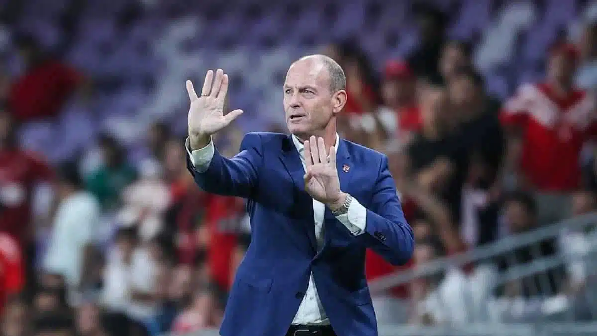 توروب يفاجئ إمام عاشور بقرار مثير في الأهلي