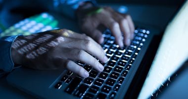 كيف أصبحت العلاقات العاطفية وسيلة الشباب لابتزاز الفتيات عبر الإنترنت؟