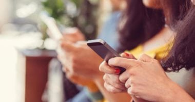 أمراض عيون يسببها الاستخدام المفرط للهواتف المحمولة بينها قصر النظر