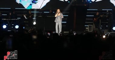 إليسا تمازح أحد جمهور حفل العاصمة الجديدة: بحبك يا ولا.. وإيه الجو الثلج ده.. صور