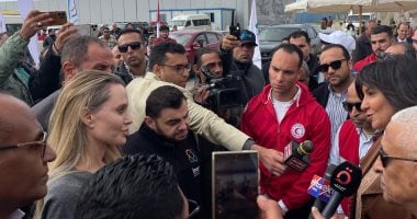 محافظ شمال سيناء يستقبل أنجلينا جولي ويتفقدان معبر رفح (صور)