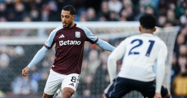 أستون فيلا وصيفا للدوري الإنجليزي مؤقتا بثلاثية أمام نوتينجهام فورست.. فيديو