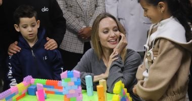 أنجلينا جولي تترك السجادة الحمراء وتجلس على الأرض لدعم أطفال غزة.. صور