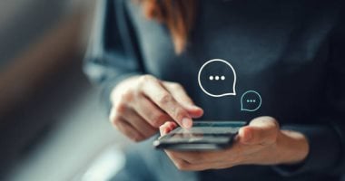 إتيكيت الواتساب.. ما تبالغش فى الإيموجى والإضافة للجروبات مرفوضة