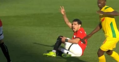 محمد حمدى يحضر مباراة مصر وكوت ديفوار لمساندة زملائه رغم إصابته بالصليبى
