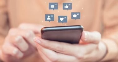 4 أبراج مالهاش فى السوشيال ميديا.. برج الثور يفضل العلاقات الحقيقية