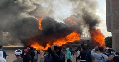 قطع الكهرباء عن قرية سنتريس بالمنوفية للسيطرة على حريق مخزن مواسير.. صور