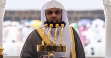 بكاء خطيب المسجد الحرام الشيخ ياسر الدوسرى يهز مشاعر المصلين بالحرم..فيديو