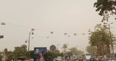 عاصفة ترابية مفاجئة تحجب الرؤية بأسوان.. فيديو وصور