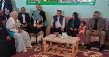 أثناء جولته بأسوان.. وزير الزراعة لمزارع: هات تليفونك أسجلك رقم تليفونى