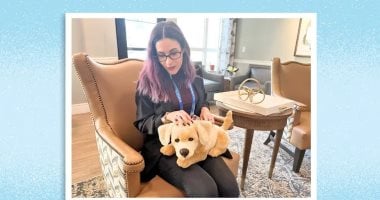 أول كلبة مصنّعة آليًا كـ”صديق” لمساعدة مرضى الزهايمر تزور دارًا للمسنين