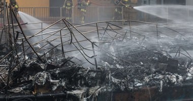 حريق بجزيرة سياحية في تايلاند يلتهم 22 قاربا ويتسبب في احتجاز آلاف السياح