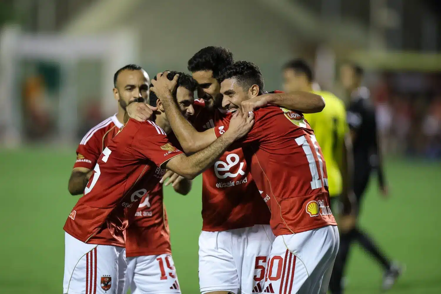 العروض الأوروبية تنهال على نجم الأهلي وتهدد بقاءه