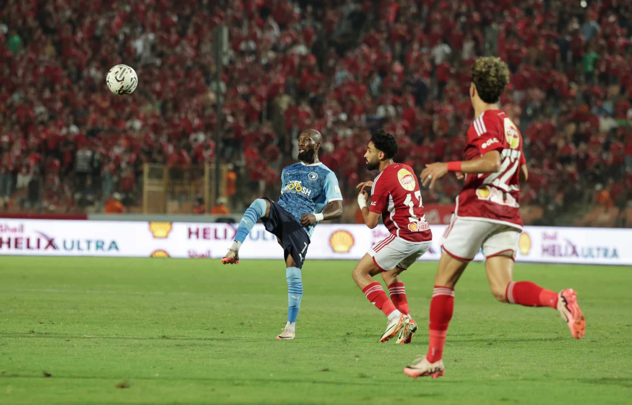 بيراميدز يعاقب النادي الأهلي بعد إصابة محمد حمدي بقطع في الرباط الصليبي