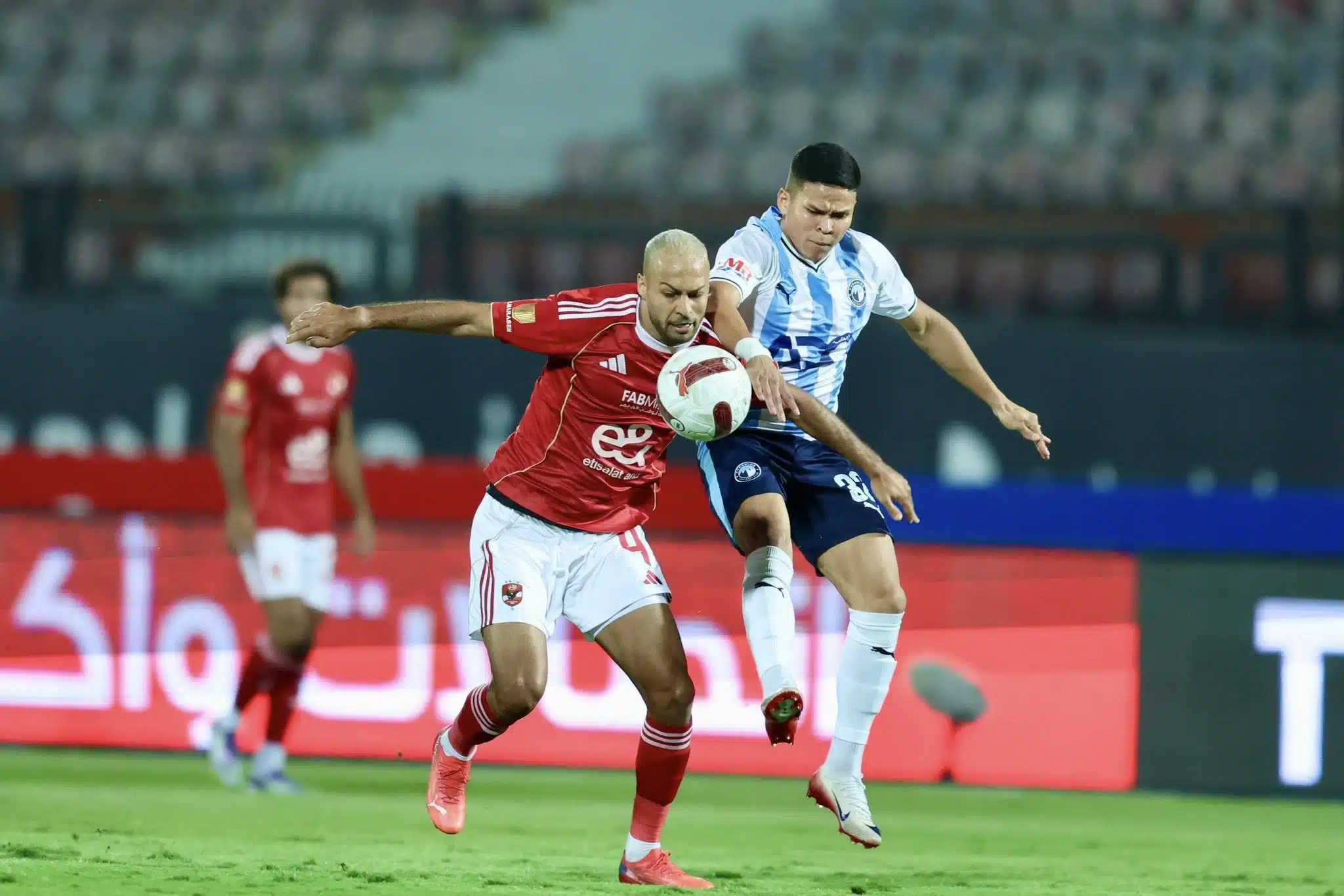 بعد دخول بيراميدز.. الأهلي يضع اللمسات الأخيرة على انتقال نجم بتروجيت