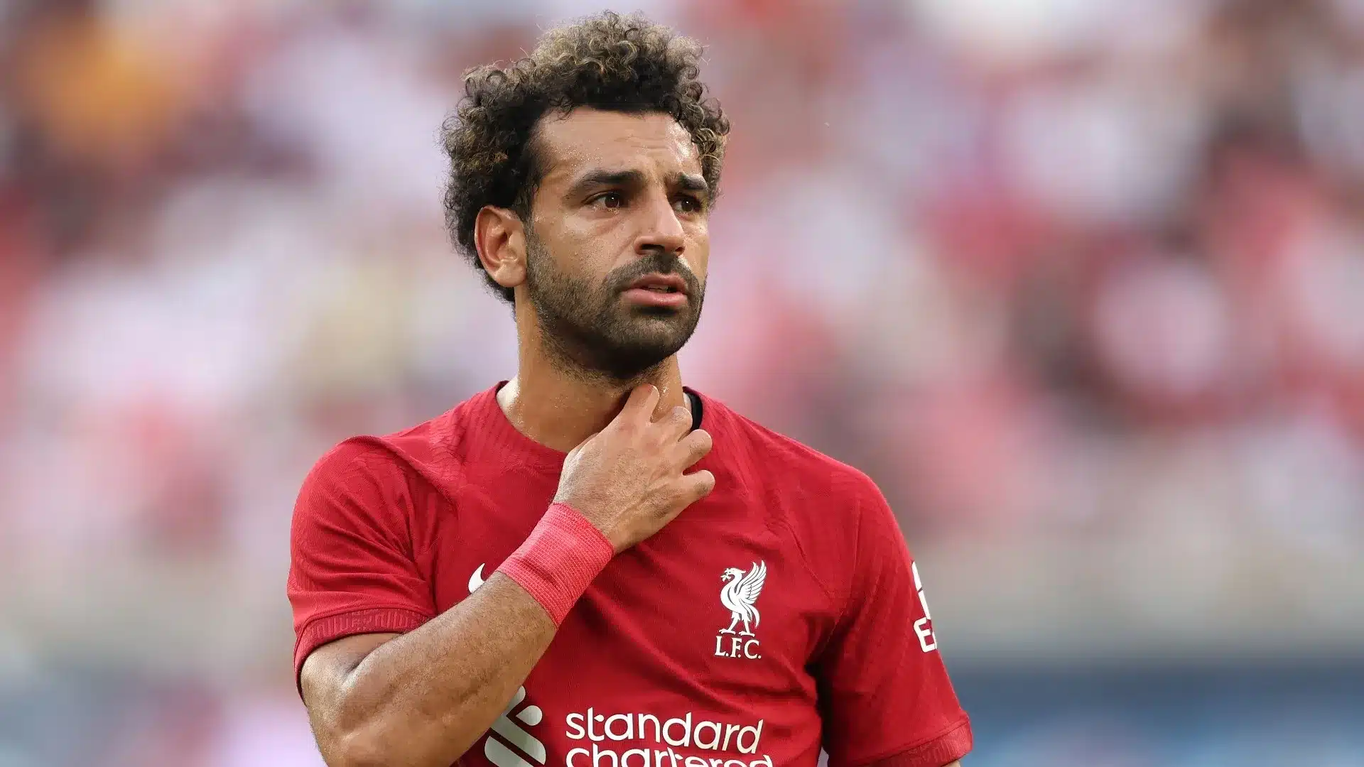 محمد صلاح يداعب حسام حسن بعد الصعود إلى نصف النهائي